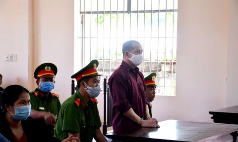 Mẹ bị cáo vận chuyển gần 64kg ma túy ngã quỵ khi nghe tòa tuyên con trai tử hình